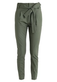 Olivgrön skräddarsydda byxor med veck, hög midja och ett tygbälte. Tillverkade av ett mjukt, lätt material med smal passform.