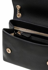 Cartera de cuero negro con superficie texturizada, herrajes en tono dorado, compartimentos interiores y un bolsillo con cremallera para organizar.