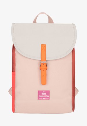 Rucsac cu un capac de culoare bej deschis, corp roz, curea portocalie și culori de accent. Are o formă rectangulară și o etichetă cu logo în partea de jos.