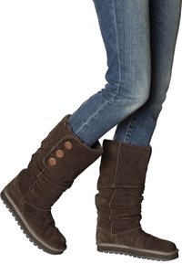 Botas altas de ante marrón con un diseño arrugado, tres botones decorativos y una suela de goma texturizada para mayor tracción.