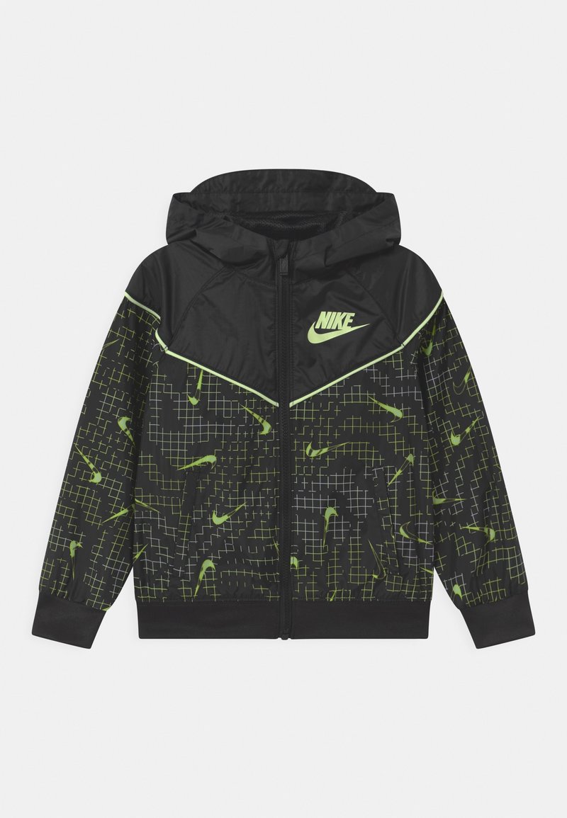 Chaqueta con cremallera negra de Nike con capucha, que presenta patrones abstractos verdes y un logo. Fabricada con un material ligero y brillante.