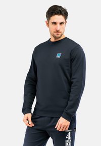 ROUNDNECK WITH LOGO PATCH - Športni pulover - navy blue