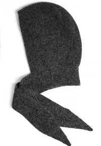 Hall ohut, hallist villasegust balaklavast, millel on ümar ülemine osa ja pikad salli meenutavad otsad. Struktuurne, pehme pind koos värvitoonide kergete variatsioonidega.