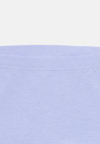 Ljuslila bomullströja med mjuk textur, rund halsringning och standard sömnad. Ingen mönstring eller synliga hardware-detaljer.