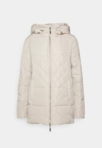 Licht beige gewatteerde pufferjas met volledige rits, capuchon en trekkoord. Heeft diagonale stiksels en zijzakken. Gladde textuur.