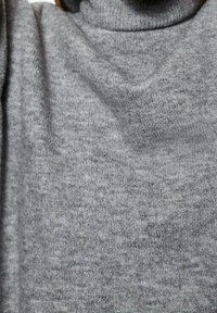 Szary sweter w golf z miękkiej, dzianinowej tkaniny o gładkiej teksturze i prążkowanym kołnierzem, zaprojektowany, aby ściśle przylegać do szyi.