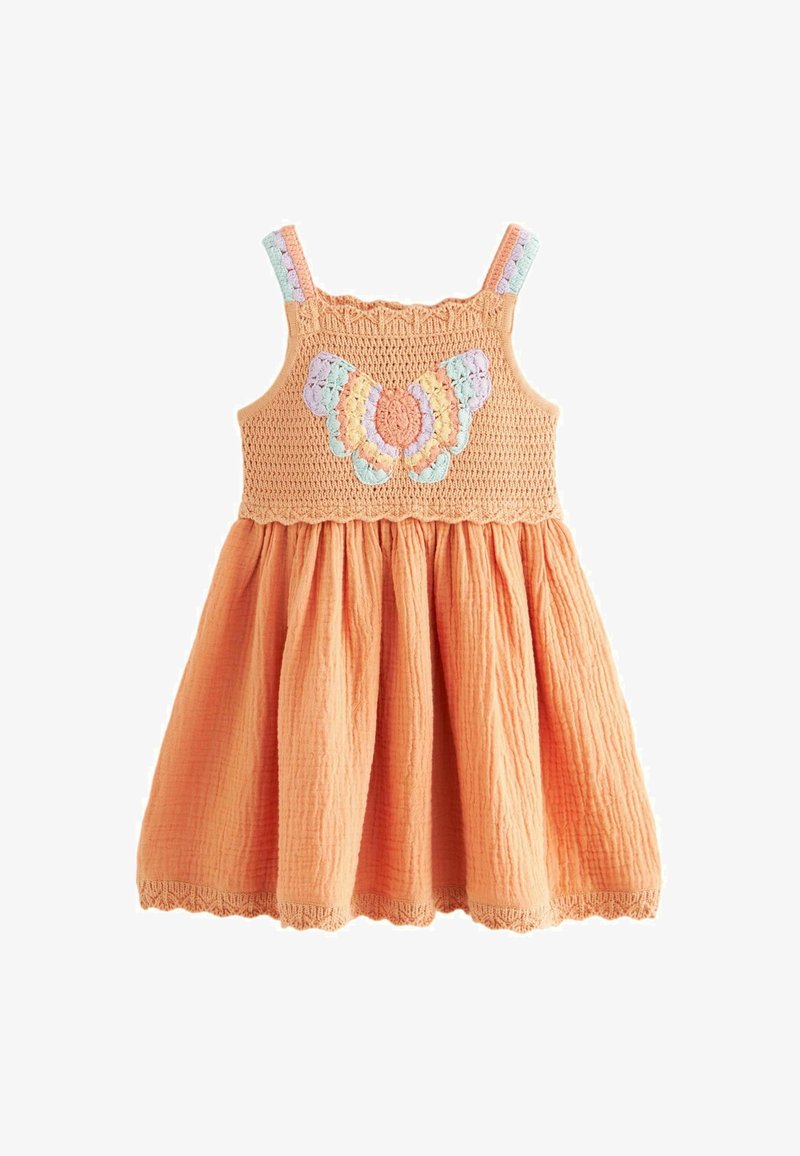 Oranje katoenen jurk met een gerimpelde lijfje, kleurrijke vlinderborduursels en een getextureerde rok; dunne schouderbandjes en een gekartelde zoom.