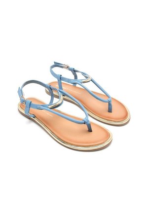 Sandalias azules con tiras, de suela plana, que presentan un separador para los dedos, una correa ajustable en el tobillo y un sutil acento dorado a lo largo del borde de la suela.