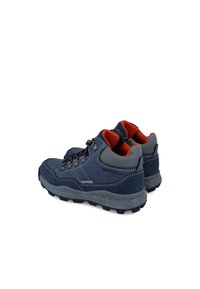 Zapatos de senderismo azules con acentos grises, suelas de goma texturizadas, forro naranja y ojales metálicos. Presentan un diseño robusto y duradero.