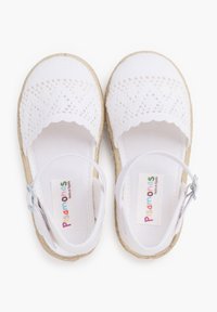 Weiße Espadrilles mit gewobenem Obermaterial, gewelltem Rand und verstellbarem Knöchelriemen. Strukturiertes, hellbraunes Sohlenmaterial.