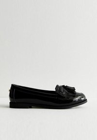 Zwarte gepatineerde leren loafers met een ronde neus, voorzien van een decoratieve kwastaccent en een platte rubberen zool. Glad, glanzend textuur.
