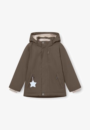 Giacca impermeabile marrone con cappuccio, chiusura a zip e a pressione, fodera crema e tirazip a forma di stella. Presenta due tasche laterali.