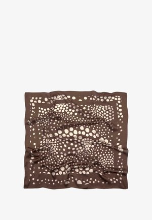 Brun silkeslør med et tekstureret mønster af store og små off-white prikker, der har en glat overflade og et kantet design.