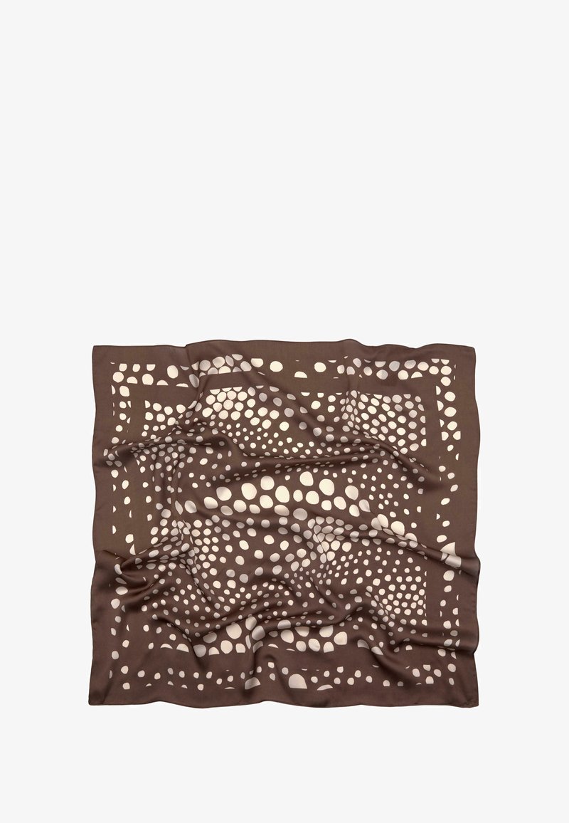 Brun silkeslør med et tekstureret mønster af store og små off-white prikker, der har en glat overflade og et kantet design.