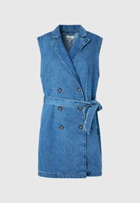 Denimli yelek, çift düğmeli tasarım, kolsuz, kemerli bel, açık mavi renkte, keskin yaka ve iki koyu düğme ile.