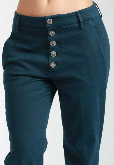 Pantaloni teal a vita alta con una texture liscia, dotati di cinque chiusure a bottone metalliche e passanti per cintura. Arricchiti da una vestibilità sartoriale.