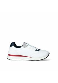 Sneaker bianco con upper in tessuto testurizzato, accenti blu navy, occhielli grigi e una striscia rossa sulla suola intermedia. Suola in gomma nera.