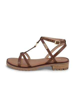 Sandalo marrone con molteplici sottili cinturini, una piccola fibbia dorata e una suola marrone texturizzata. Presenta un design piatto e punta aperta.