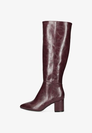 Botte en cuir bordeaux montant jusqu'au genou avec une finition texturée, un bout pointu et un talon épais, présentant une couture latérale et une marque minimaliste.