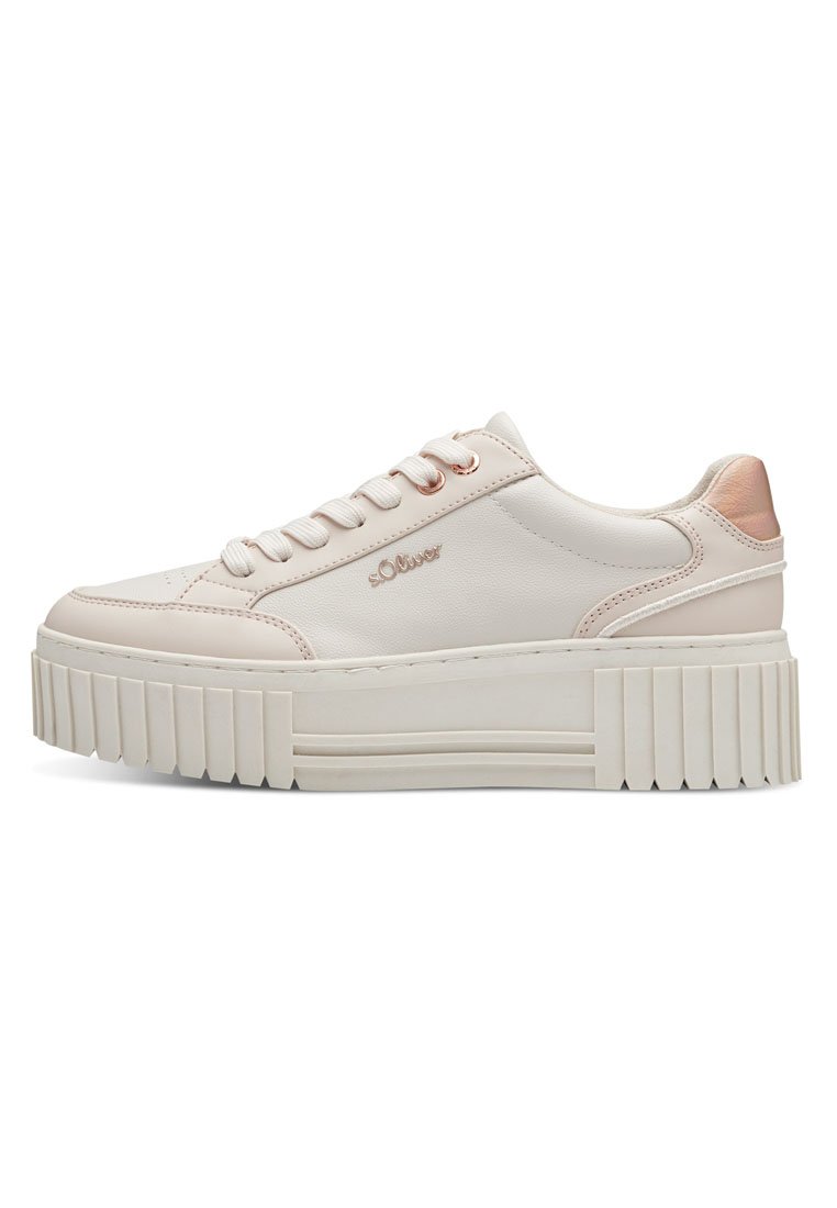 Sneaker in pelle sintetica bianca con punta arrotondata, suola spessa e rigida, e sottile accento in rosa oro sul tallone. Include lacci piatti e brandizzazione.