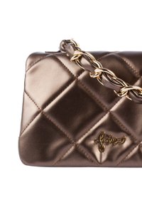 Sac à main en cuir brun matelassé avec une bandoulière en chaîne dorée et des détails de logo doré. La surface a une texture lisse avec des accents brillants.