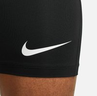 Shorts de sport noirs en tissu extensible, avec un logo Nike blanc bien visible sur la cuisse gauche. Comprend des coutures lisses.