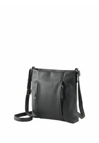 Černá kožená crossbody taška s texturovaným povrchem, dvěma předními zipovými kapsami, nastavitelním popruhem a obdélníkovým tvarem.