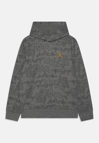 Graue Kapuzenjacke mit einem grafischen Allover-Textmuster, das "AIR JORDAN" zeigt, sowie einem goldenen Air Jordan-Logo auf der Brust.