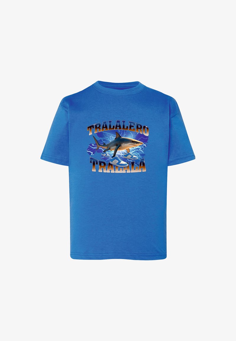 Niebieska bawełniana koszulka z grafiką rekina z błyskawicami. Napis "TRALALERO TRALALA" w pogrubionych, stylizowanych literach.