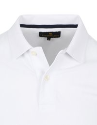 Witte polo met een gestructureerde stof, voorzien van een twee-knops sluiting en een marineblauwe streep aan de binnenkant van de kraag. Het label zegt "STEPPIN' OUT."