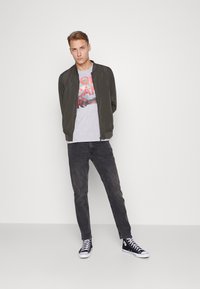 TOM TAILOR T-shirt estampada - light stone grey