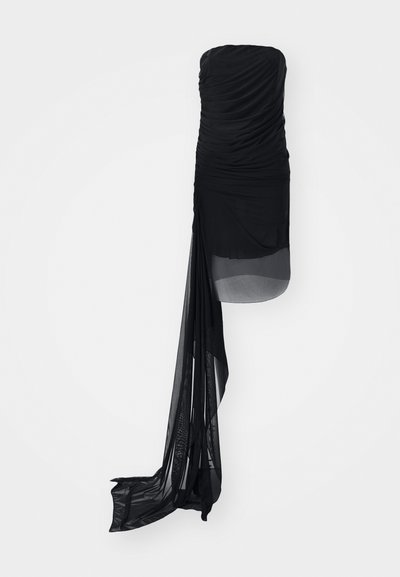 Μαύρο strapless φόρεμα με ριγωτό ύφασμα, διαθέτοντας μια διάφανη επικάλυψη και μια παρατεταμένη, ρέουσα πάνελ στη μία πλευρά. Λείες υφές σε όλη την επιφάνεια.