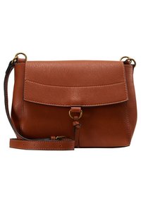 Borsa a tracolla in pelle marrone con una texture liscia, chiusura a patta e tracolla regolabile. Presenta un dettaglio in metallo color oro.