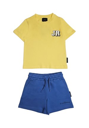 Maglietta gialla a maniche corte con lettere "JR" sul petto e pantaloncini blu con elastico in vita, coulisse e dettagli con tasche.
