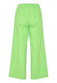 Pantalons larges verts avec une taille élastique, présentant une texture lisse et sans motifs ni détails matériels visibles.