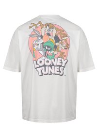 Bílý bavlněný tričko s barevným grafickým motivem Looney Tunes s kreslenými postavami, kulatý design, krátké rukávy a kulatý výstřih.