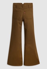 Pantalon évasé marron en tissu lisse, avec deux poches arrière et une taille mi-haute dotée de passants pour ceinture, présenté de dos.