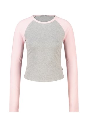 Raglan T-shirt met lange mouwen met lichtroze mouwen en lichtgrijs lijf, ronde hals en aansluitende pasvorm.