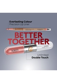 Matita per labbra Kiko Milano Everlasting Colour Precision e gloss labbra Unlimited Double Touch mostrati con la scritta "Better Together" su sfondo grigio.