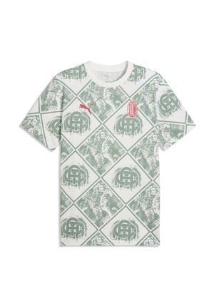 Weißes T-Shirt mit kurzen Ärmeln und grünem Rautenmuster, mit rotem Puma-Logo und einem AC Milan Emblem auf der Brust. Material aus Baumwolle.