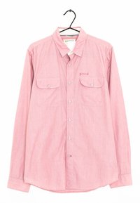 Camicia rossa con bottoni, maniche lunghe, due tasche sul petto e colletto. Presenta un tessuto testurizzato e bottoni bianchi.