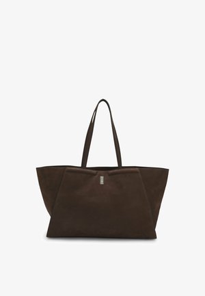 Sac fourre-tout en suède marron avec un design structuré et angulaire et deux poignées robustes. Présente un badge logo métallique sur le devant.