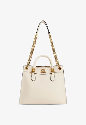 Sac à main en cuir couleur crème avec bandoulière chaîne dorée, poignées supérieures et logo de la marque GUESS en doré sur le devant.