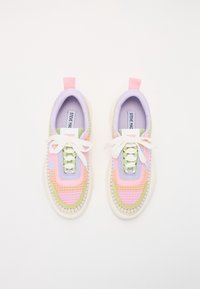 Sneakers multicolori con un upper in maglia testurizzata nei toni pastello di rosa, verde e lavanda. Presentano lacci bianchi e una linguetta sul tallone di colore rosa.