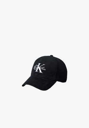 Czarna czapka baseballowa z zakrzywionym daszkiem z białym haftowanym logo "CK Calvin Klein" na środku z przodu.