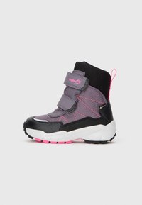 Bottines pour enfants violettes et noires avec des bandes Velcro, des accents roses, une tige texturée et une semelle blanche, robuste, pour une meilleure adhérence.