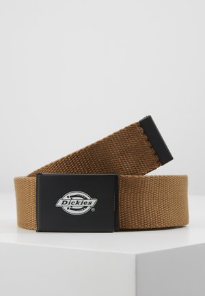 Ceinture en tissu tissé marron avec une boucle en métal noir mat. Présente un logo sur la boucle et une surface texturée et durable.