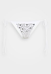 Biele bikiny s striebornými kovovými cvokmi usporiadanými do vzoru. Obsahuje šnúrky na viazanie po stranách a trojuholníkový tvar. Hladký povrch.