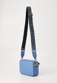 Borsa a tracolla in pelle blu con forma rettangolare, caratterizzata da una superficie testurizzata, hardware dorato e una tracolla regolabile con motivo.