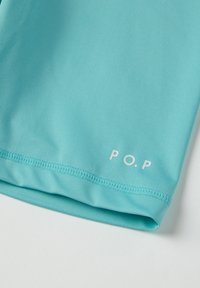 Turkoois zwemshorts gemaakt van gladde, elastische stof, met een witte "P.O.P" logo aan de zoom en platte naden.
